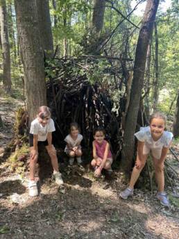 Deca ispred skloništa od granja - logorovanje