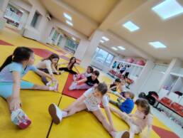 &Scaron;kola sporta Sporticus, Voždovac SC &Scaron;umice &mdash; deca u &scaron;pagi na tatamiju`