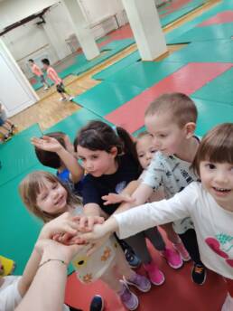&Scaron;kola sporta Sporticus, Voždovac SC &Scaron;umice &mdash; deca sa rukama u krugu, drugarstvo